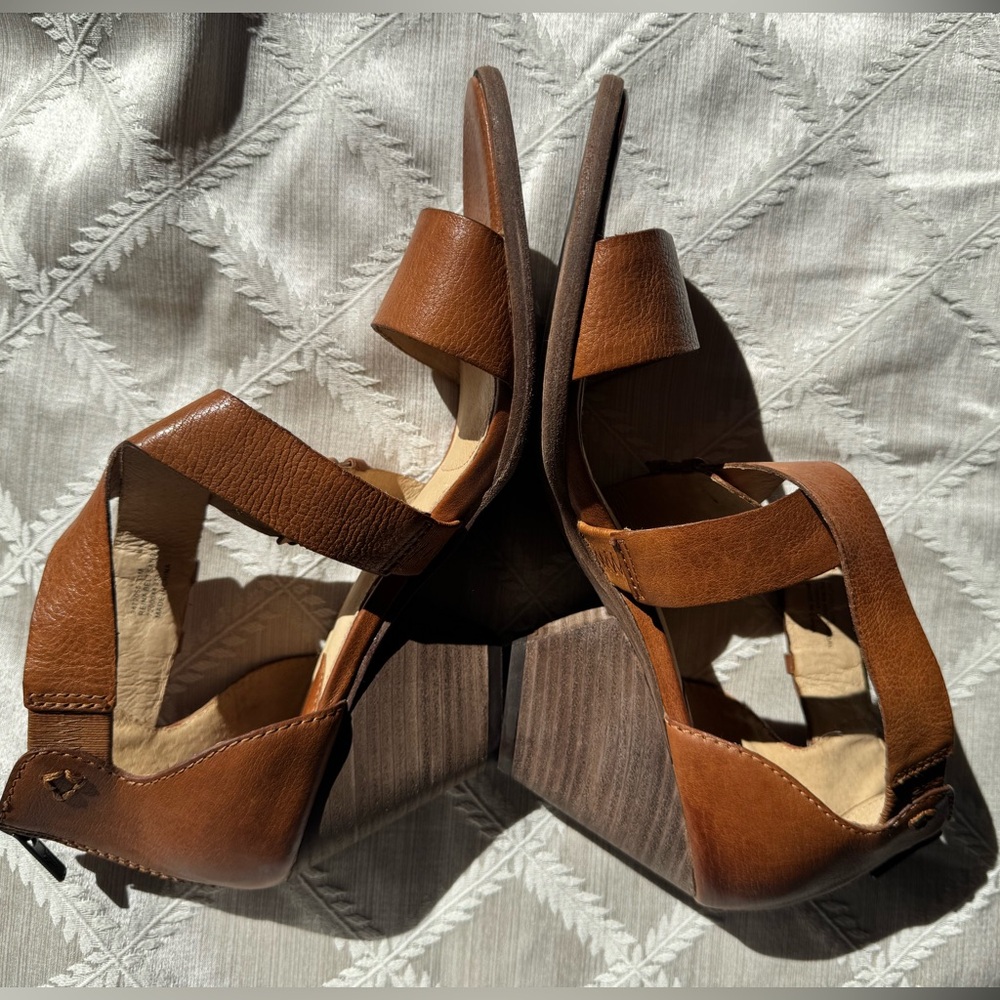 Frye Tan Leather Cross-Strap Heeled Sandals, Size 11 M - Picture 6 of 9
